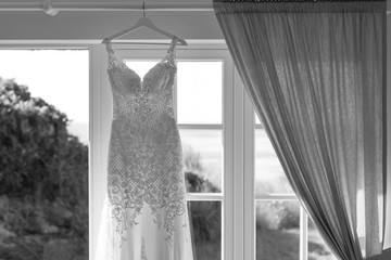 Hochzeitskleid am Fenster