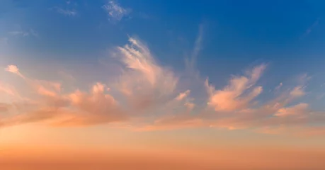 Fotobehang Zachte zonsopgang zonsondergang hemel en kleurrijke lichte wolken, panoramisch © Taiga
