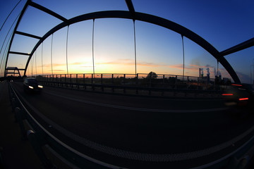 Most wiszący, zachód słońca nad autostradą samochody wieczorem. © Stanisław Błachowicz