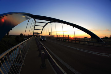 Most wiszący, zachód słońca nad autostradą samochody wieczorem. © Stanisław Błachowicz
