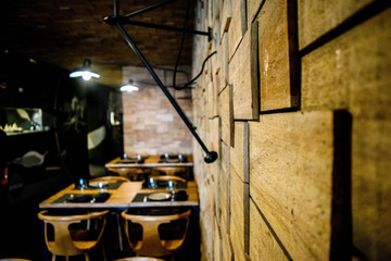 Mesas del restaurante bajo la luz