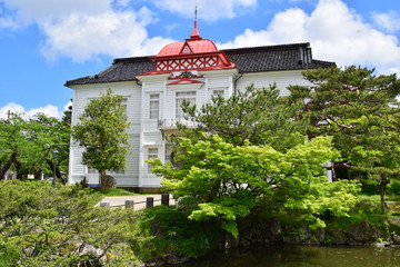 赤いドームの大宝館 ／ 山形県鶴岡市にある大宝館は、大正天皇の即位を記念して、大正４年(1915)に建てられた、赤いドームと白壁が特徴の、完成度の高い擬洋風建築です。開館当初は、物産陳列場、戦後は市立図書館として利用されていました。現在は、明治の文豪・高山樗牛や、日本のダ・ヴィンチといわれた松森胤保、昭和初期の日本の代表作家・横光利一など、鶴岡が生んだ先人たちの偉業を讃える資料を展示しています。