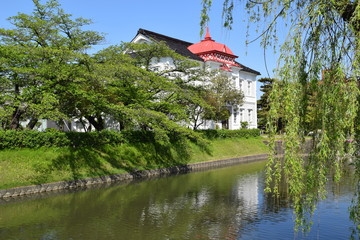赤いドームの大宝館 ／ 山形県鶴岡市にある大宝館は、大正天皇の即位を記念して、大正４年(1915)に建てられた、赤いドームと白壁が特徴の、完成度の高い擬洋風建築です。開館当初は、物産陳列場、戦後は市立図書館として利用されていました。現在は、明治の文豪・高山樗牛や、日本のダ・ヴィンチといわれた松森胤保、昭和初期の日本の代表作家・横光利一など、鶴岡が生んだ先人たちの偉業を讃える資料を展示しています。