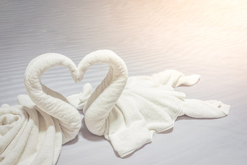 Fototapeta na wymiar Towel is made of a white swan in the bed