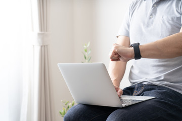 男性　ビジネス　スマートウォッチ