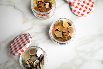 3 Gläser mit Kleingeld und 2€ Münzen für Haushaltsgeld und zum Sparen für Urlaub oder Ziele