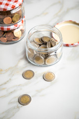 3 Gläser mit Kleingeld und 2€ Münzen für Haushaltsgeld und zum Sparen für Urlaub oder Ziele