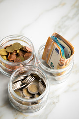 3 Gläser Konten mit Euro Scheinen, 2€ Münzen und Wechselgeld zum haushalten und sparen