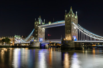Fototapeta na wymiar Beleuchtete Tower Bridge mit Spiegelung im Wasser, London, England