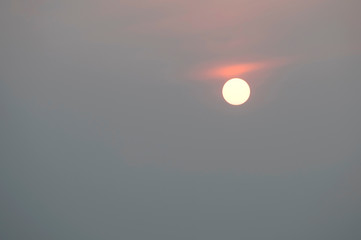 Obraz premium Sunrise sky covered with haze , making it look unusual