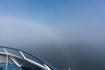 Aufsteigender Nebel über dem See mit ersten Sonnenstrahlen