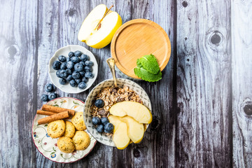 Petit déjeuner sain avec muesli pomme myrtilles croissant et biscuits cannelle