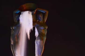 Fontana Luminosa notturna e ghiacciata L'Aquila