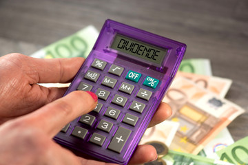 Euro Geldscheine, Taschenrechner und die Dividende