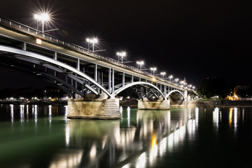 Fototapeta na wymiar Wettsteinbrücke bei Nacht