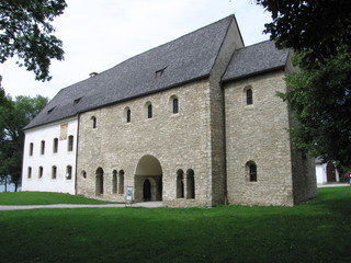 Fototapeta na wymiar Romanisches Torhaus Kloster Frauenchiemsee