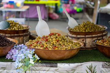 vente d'olives sur un marché