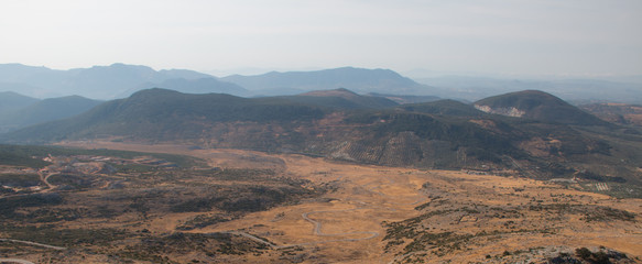 Sensación de culturas y tradición, valle con montaña al fondo y polución