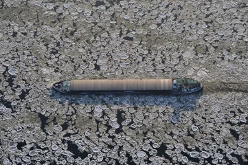 Deurstickers Binnenschiff im Eis der Elbe © Aufwind-Luftbilder