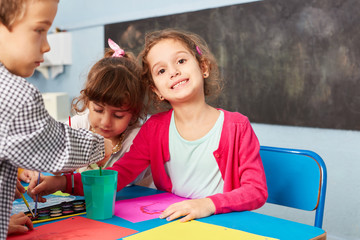 Glückliches Mädchen im kreativen Malkurs