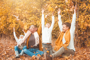 Familie freudig und glücklich in Herbstlandschaft 