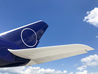 Heck Leitwerk von modernem Passagier Flugzeug vor blauem Himmel mit Wolken