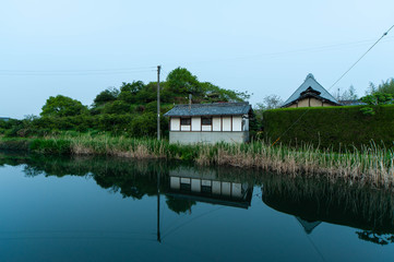 曇天の夜明けの奈良の環濠集落