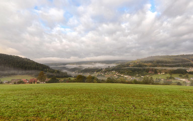 Nebelschwaden über Warmensteinach im Herbst