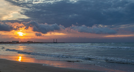 Fototapeta premium Amazing beach sunset with horizon