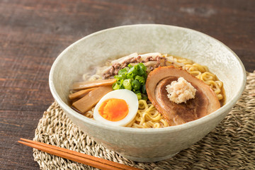 ほんわか湯気の立つ、熱々の味噌ラーメン