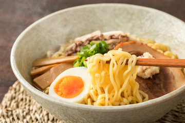 ほんわか湯気の立つ、熱々の味噌ラーメン