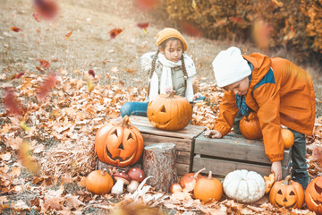 Kinder schnitzen Halloween Kürbisse 