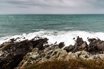 Fototapeta na wymiar Scenic view of cliffs and sea against sky