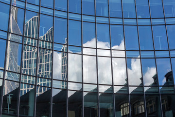 Fototapeta na wymiar Fassade eines modernen Bürogebäudes in Frankfurt, Deutschland, mit Spiegelung