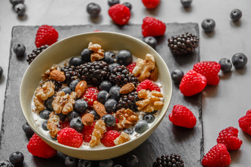 Schale mit Joghurt Beeren, Nüssen und Mandeln