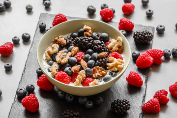 Schale mit Joghurt Beeren, Nüssen und Mandeln
