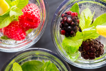 Mineralwasser mit Beeren und Minze