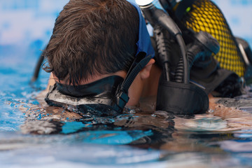 Scuba diving lesson with children trainee