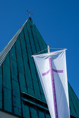 Festliche Fahne vor modernem Kirchturm