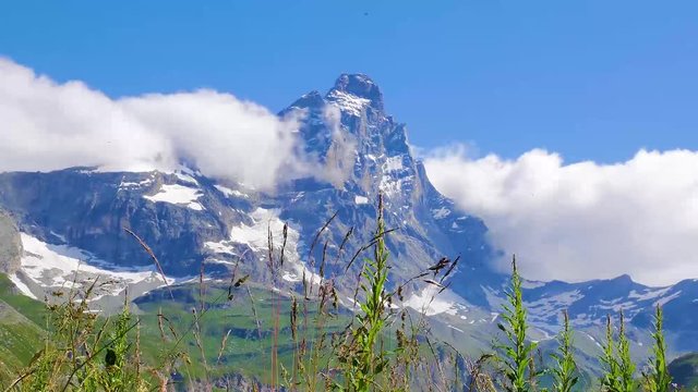 Time lapse vista nubes Cervino Matterhorn Alpes suizos franceses Zermatt cielo azul primavera