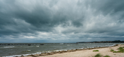 Regenwolken am Meer