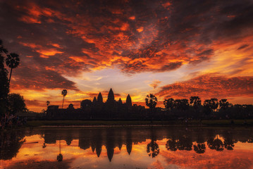 Fototapeta na wymiar sunset over city at Angkor wat