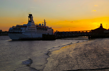 Klassisches Kreuzfahrtschiff im Hafen von Tilbury, England bei London auf Themse im Abendrot...