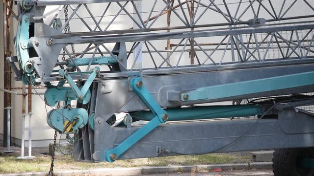 Montaggio di una gru in un cantiere edile ft9109_0037 Montaje de una gr&uacute;a en una obra de construcci&oacute;n.