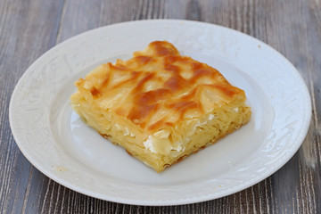 Beyaz tabak içerisinde water patty