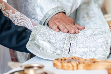 Obraz premium Bride and groom holding hands under the white felony