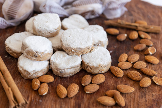 Polvorones con almendras 