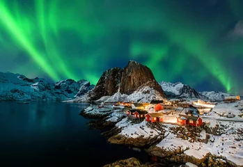 Fotobehang Aurora borealis boven Hamnoy in Noorwegen © Piotr Krzeslak