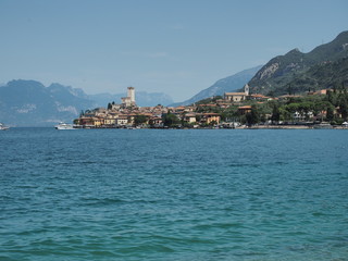 Fototapeta premium Malcesine – malerische Gemeinde am Ostufer des Gardasees in Norditalien