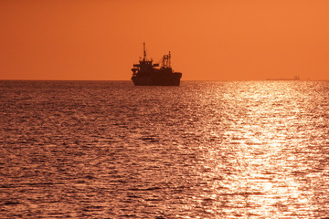 Fototapeta premium Ship silhouette and sunset